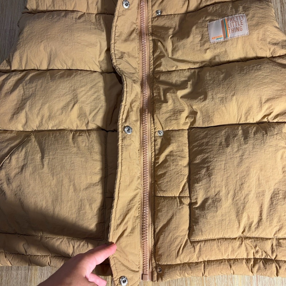 Pretty Little Thing Beige Hooded Puffer Vest Size Medium Petite - Picture 5 of 12